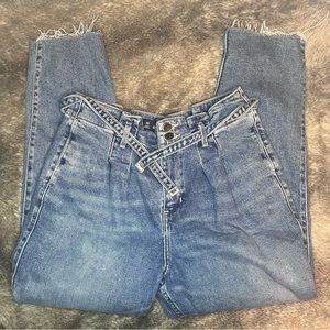 Hollister Curvy Ultra High-Rise Mom Jeans